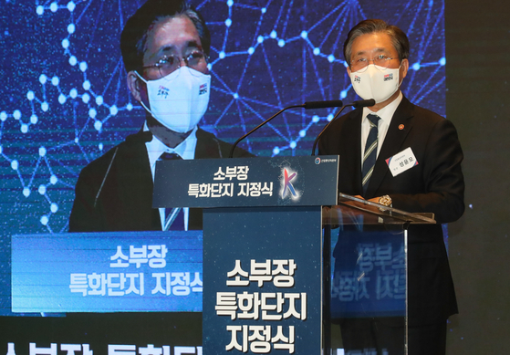 Minister of Trade, Industry and Energy Sung Yun-mo makes a key note speech at an event announcing the five industrial clusters for parts and material at the Four Seasons Hotel in Seoul on Tuesday. [YONHAP]