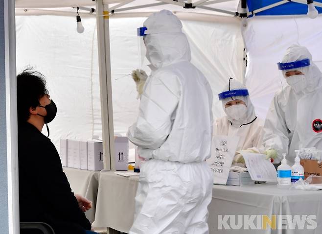 설 연휴 첫날인 11일 김포공항 국내선 청사 주차장에 마련된 코로나19 강서구임시선별검사소에서 시민들이 검사를 받고 있다. 박효상 기자