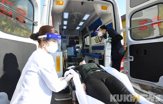 9일 오후 서울 중구 국립중앙의료원 중앙예방접종센터에서 의료진들이 코로나19 백신 접종 모의훈련을 하고 있다. 사진=사진공동취재단