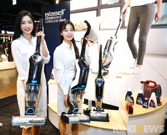 프리미엄 수입 가전 유통전문 기업 게이트비젼㈜이 23일 오전 서울 신세계백화점 강남점에서 한번에 가능한 3in1 아쿠아청소기 크로스웨이브 시리즈를 메인으로 다양한 고객의 니즈에 맞춘 스팀청소기, 습식청소기, 진공청소기와 각 기능이 결합된 신개념 청소기를 출시했다.