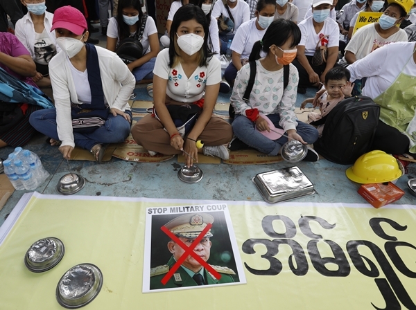 지난 22일 미얀마 양곤에서 군부를 규탄하는 시위가 벌어지고 있다. 쿠데타 이후 최대규모로 공무원, 철도노동자 등 각계각층 시민들이 모였다. EPA 연합뉴스