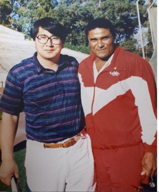 1991년 포르투갈 세계청소년축구선수권대회에 출전한 남북단일팀을 취재하기 위해 갔을 때,벤피카 임원이었던 에우제비우와 인터뷰를 갖고 기념 사진을 찍었다. 사진 왼쪽은 필자.