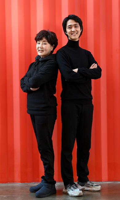 배우 김성녀(왼쪽)와 김세환이 지난 18일 서울 용산구 국립극단에서 포즈를 취하고 있다.   김호웅 기자