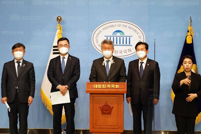 서동용(왼쪽부터), 소병철, 김회재, 주철현 의원은 23일 공동 기자회견을 열고 광양만권의 환경 오염에 대한 특단의 대책 마련을 촉구했다. 김회재 의원실 제공