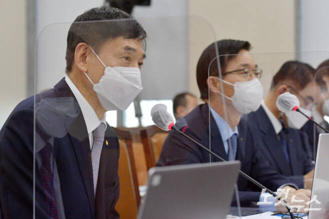 이주열 한국은행 총재가 23일 국회에서 열린 기획재정위원회의 전체회의에서 의원들 질의에 답변하고 있다. 윤창원 기자