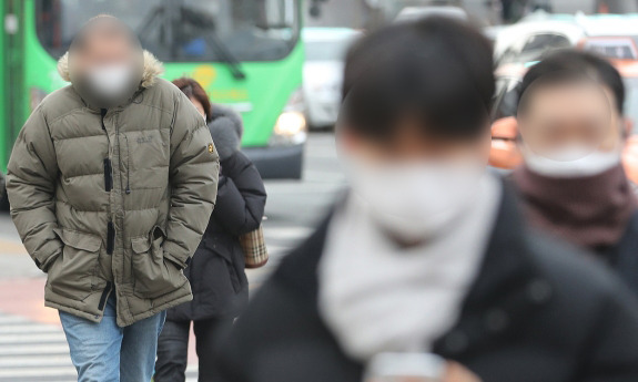 광화문일대에서 출근길 시민들이 발걸음을 재촉하고 있는 모습. 뉴스1