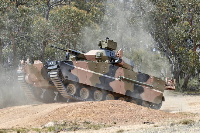 지난달 12일 한화디펜스가 개발한 미래형 보병전투장갑차 레드백(Redback) 완성 시제품이 호주 현지에 도착해 처음으로 모습을 공개했다. 사진=한화디펜스