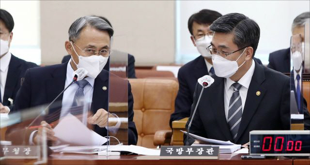 서욱 국방부 장관(오른쪽)과 모종화 병무청장. 연합뉴스