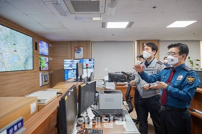 김창룡(오른쪽) 경찰청장이 24일 경찰청 치안종합상황실에서 백신 수송 지원 작전을 지휘하고 있다. (사진= 경찰청)