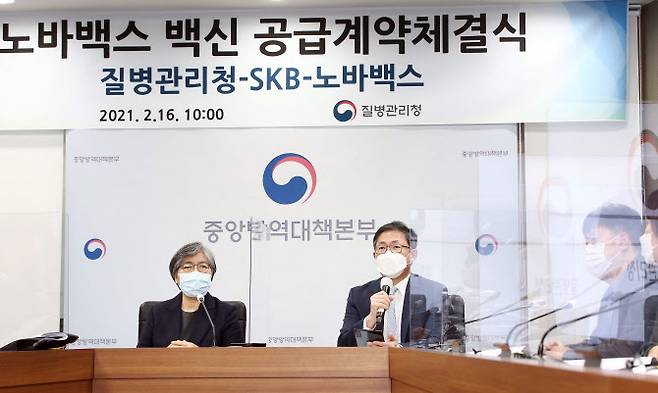 안재용 SK바이오사이언스(SKB) 대표(가운데)가 16일 오전 충북 오송 질병관리청 상황판단실에서 화상으로 열린 ‘코로나19 노바백스 백신 공급 계약 체결식’에서 발언하고 있다. (사진=연합뉴스)