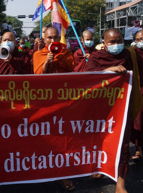 미얀마 군부의 쿠데타에 반발하는 시위에 참석한 승려(사진=AFP)