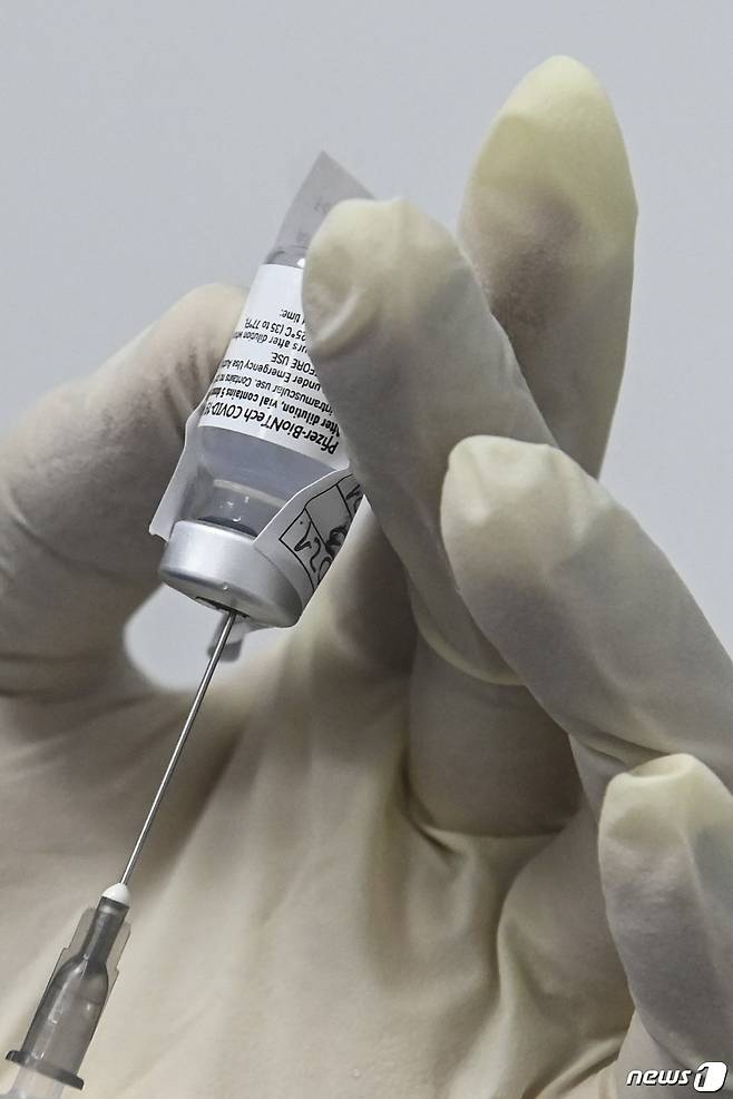 콜롬비아 메데진 볼리바리아나대학병원에서 화이자·바이오엔테크의 코로나19 백신이 준비되는 모습. 2021년 2월 18일. © AFP=뉴스1