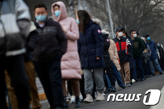 코로나19 진료소 앞에 줄을 선 중국 베이징 시민들. © 로이터=뉴스1 자료 사진