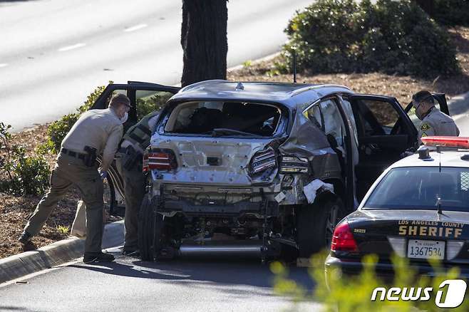 '골프 황제' 타이거 우즈가 탄 차량이 23일(현지시간) 캘리포니아주 로스앤젤레스 의 란초 팔로스 베르데스 인근에서 전복된 뒤 경찰이 조사를 하고 있다. 우즈는 병원으로 긴급 이송돼 다리 수술을 받은 것으로 알려졌다. © AFP=뉴스1