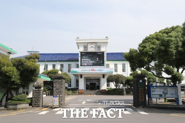 제주시는 임신부 및 산모를 대상으로 추진 중인 ‘친환경농산물 꾸러미 지원사업’을 올해는 각 읍면동에서뿐만 아니라 온라인으로도 신청받는다. / 제주시 제공