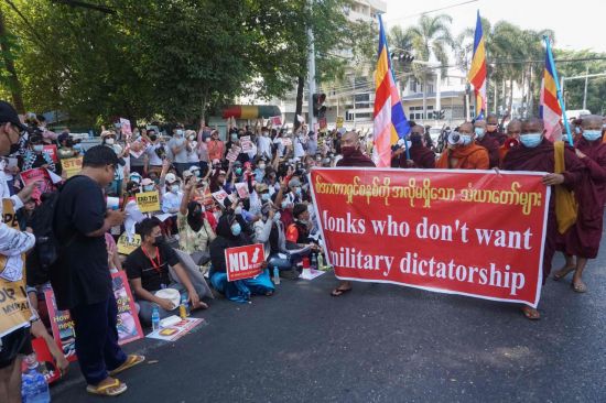 (양곤 AFP=연합뉴스) 미얀마 옛 수도 양곤의 인도네시아 대사관 앞에서 24일(현지시간) 불교 승려들이 플래카드를 앞세우고 군부 쿠데타 규탄 시위를 벌이고 있다. 미얀마에서는 지난 1일 쿠데타가 발발한 이후 연일 항의 시위가 이어지고 있으며 각계각층의 시민 불복종 운동도 확산 중이다.
    sungok@yna.co.kr
(끝)