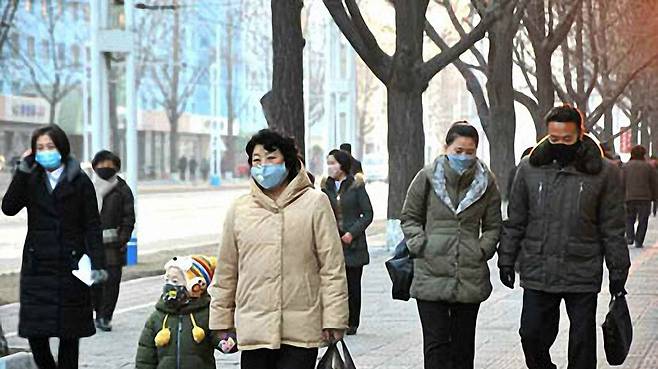 북한 주민들이 마스크를 쓰고 거리를 지나는 모습을 2020년 7월 3일 노동신문이 보도했다. /노동신문 연합뉴스