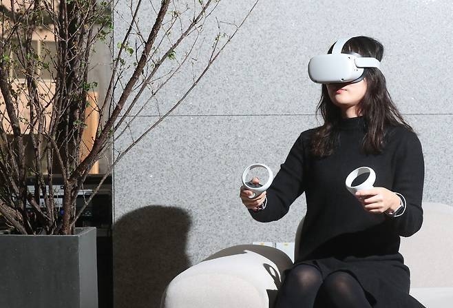 신은진 기자가 페이스북의 VR(가상현실) 기기 오큘러스 퀘스트2를 체험하고 있다.