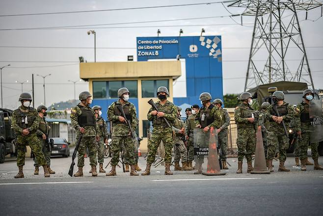 23일(현지 시각) 에콰도르 교도소에서 발생한 대규모 폭동으로 60여명의 재소자가 사망한 가운데 에콰도르 과야킬의 수용소에서 무장 병력이 경계를 서고 있다. /EPA 연합뉴스