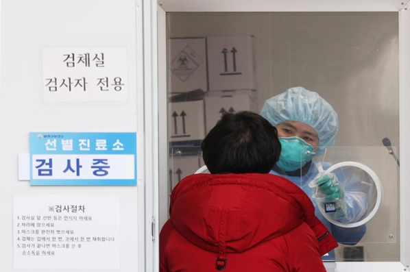 서울 양천구보건소에 마련된 선별진료소에서 의료진이 검체를 채위하고 있다. /연합뉴스