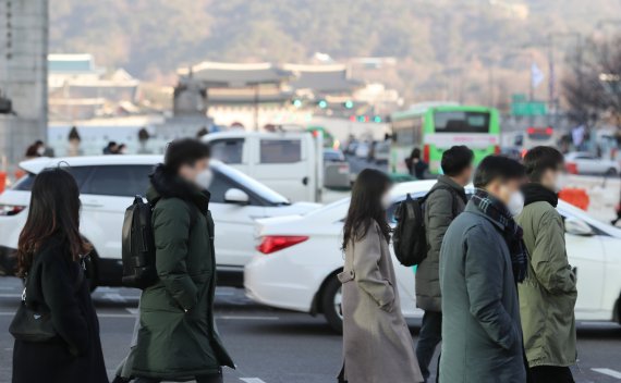 서울 세종대로 광화문사거리에서 출근길 시민들이 발걸음을 재촉하고 있다. /사진=뉴스1