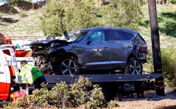 23일(현지시간) 미국 로스앤젤레스 인근에서 발생한 전복 사고로 파손된 골프 스타 타이거 우즈가 운전하던 차량이 견인차에 실리고 있다.로이터뉴스1