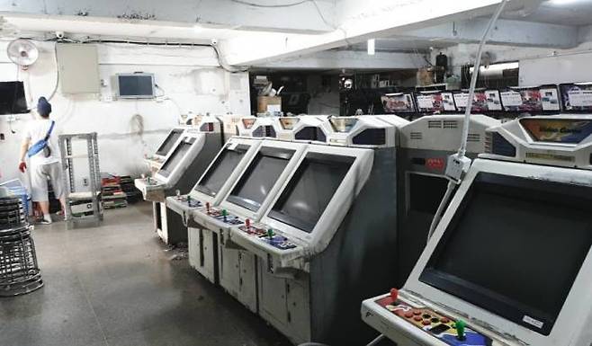 (정리중인 기기의 모습. 하나씩 빼서 밖으로 이동중이다)