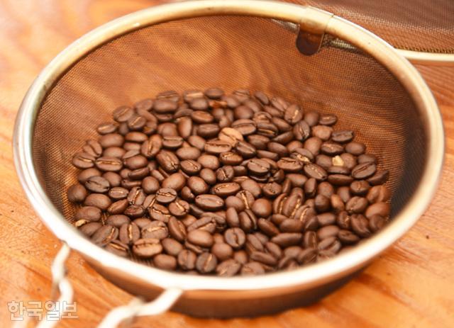 '나도 바리스타' 체험은 원두를 직접 볶고 커피를 내려 마시는 과정이 포함된다.