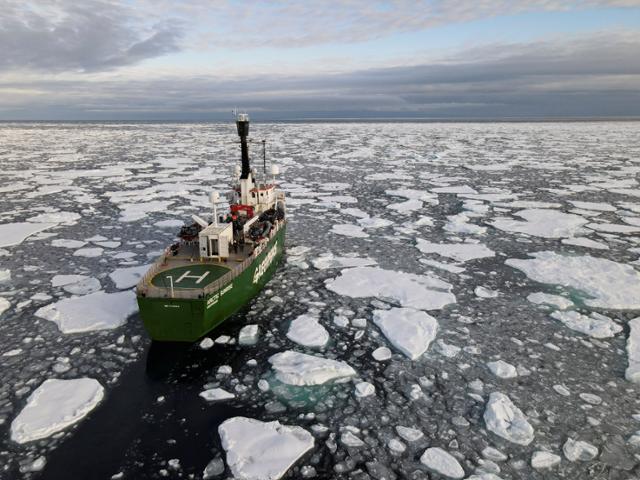 그린피스 소속 선박이 북극해 유빙 사이를 지나 항해하고 있다. 로이터 연합뉴스 자료사진