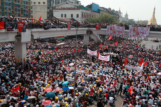 22일(현지시간) 미얀마의 최대도시 양곤의 한 교차로에 군부 쿠데타 반대 시위대들이 모여들고 있다. 이날 군부의 유혈진압 위협에도 미얀마 전역에서 총파업이 벌어져 수백만 명이 거리로 쏟아져 나왔다. 양곤=AP뉴시스