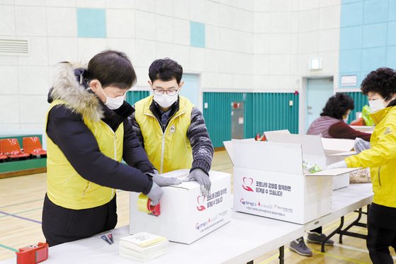 한국중앙자원봉사센터는 코로나19 재난극복 성금 8억1000만원을 한국서부발전으로부터 기탁받았다. 한국서부발전(주) 임직원이 자원봉사활동에 참여한 모습. [사진 한국중앙자원봉사센터]