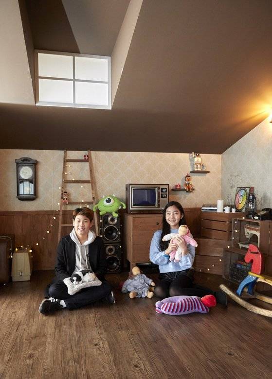 남녀노소 누구나 한번쯤 인형을 좋아하고, 그에 얽힌 추억이 있을 것이다. 이준율(경기도 호동초 5‧왼쪽)‧김리나(서울 영훈초 6) 학생모델이 우리 곁을 항상 지켜준 인형을 되돌아보고 더욱 가까워지는 시간을 가져봤다. 사진=임익순(오픈스튜디오)