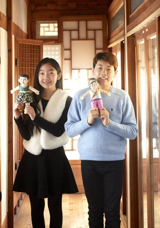 닥종이 인형에 대해 알아보고 직접 만들어보기 위해 소중 학생기자단이 북촌전통공예체험관을 찾았다. 자신이 만든 인형을 들고 있는 이준율(왼쪽)‧김리나 학생모델.