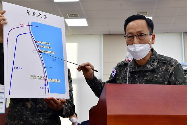 Bak Jeong-hwan, chief of the strategy headquarters at the Joint Chiefs of Staff describes the route of a North Korean defector at a plenary session of the parliamentary National Defense Committee on February 17. National Assembly press photographers