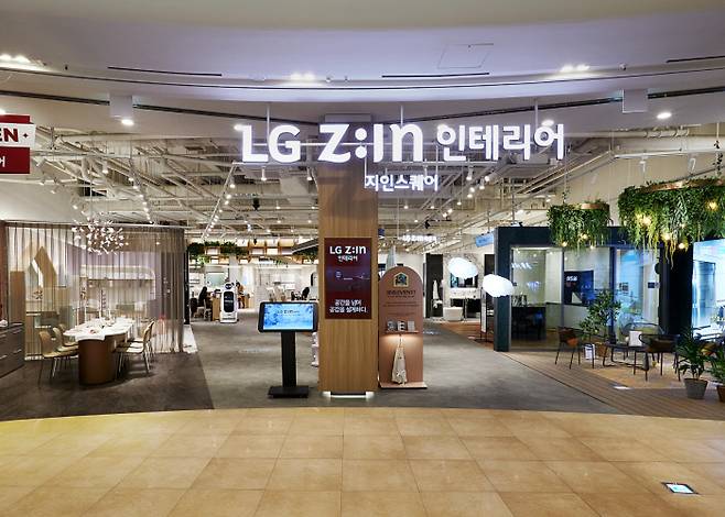 최근 문을 연 LG Z:IN(LG지인) 인테리어 지인스퀘어 스타필드 고양 전시장은 창호·바닥재 등 주요 인테리어 제품부터 이를 적용한 최적의 인테리어 솔루션을 제공할 수 있는 매장으로 구성됐다.