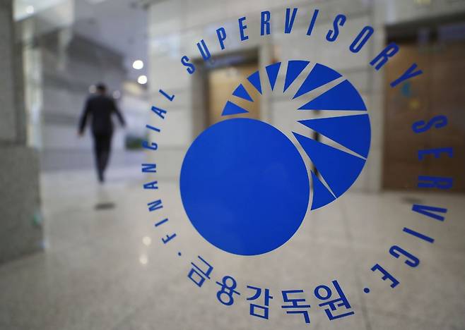 An employee is seen walking inside the headquarters building of the Financial Supervisory Services in Seoul. (Yonhap)