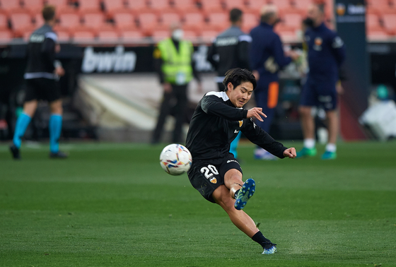 Lee Kang-in of Valencia warms up before a La Liga match against Celta Vigo in Valencia, Spain, on Feb. 20. [YONHAP]