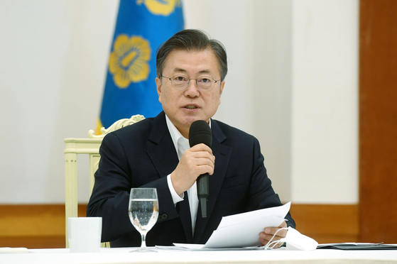 President Moon Jae-in makes a proposal to hand out money to comfort the people amid Covid-19 woes. [JOINT PRESS CORPS]