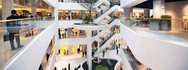 26일 정식 개장에 앞서 24일 프리오픈한 더현대서울의 내부 모습이 웅장한 면모를 자랑하고 있다. [한주형 기자]