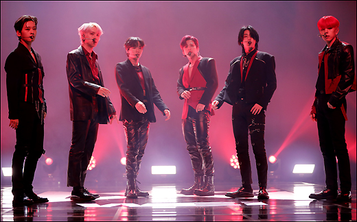 Idol group WEi (WEi) is showing off a passionate stage in the showcase of the release of its second Mini album IDENTITY: Challenge (Identity: Challenge), which was held online on 24 Days afternoon.The title song Moon or Do expresses the current WEi, which is expected by people, as Do and the inner WEi, which wants to reveal more of himself, as Mo, intensely capturing the members of WEi.Member Epic implementation produced the entire song, composition, and arrangement of this song, and Kang Seokhwa and Kim Dong Han also participated in the song.24 Days will be released on the music site at 6 pm.