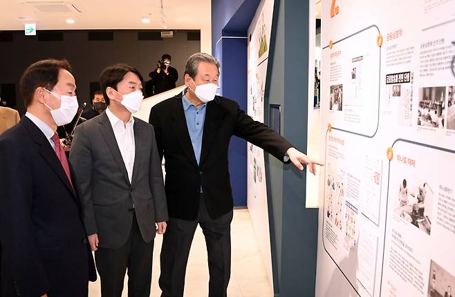 안철수 국민의당 대표가 23일 서울 동작구 구립 김영삼도서관을 방문해 김현철 김영삼민주센터 상임이사, 김무성 김영삼민주센터 이사와 함께 김 전 대통령의 업적이 담긴 전시물을 살펴보고 있다. [국회사진기자단]