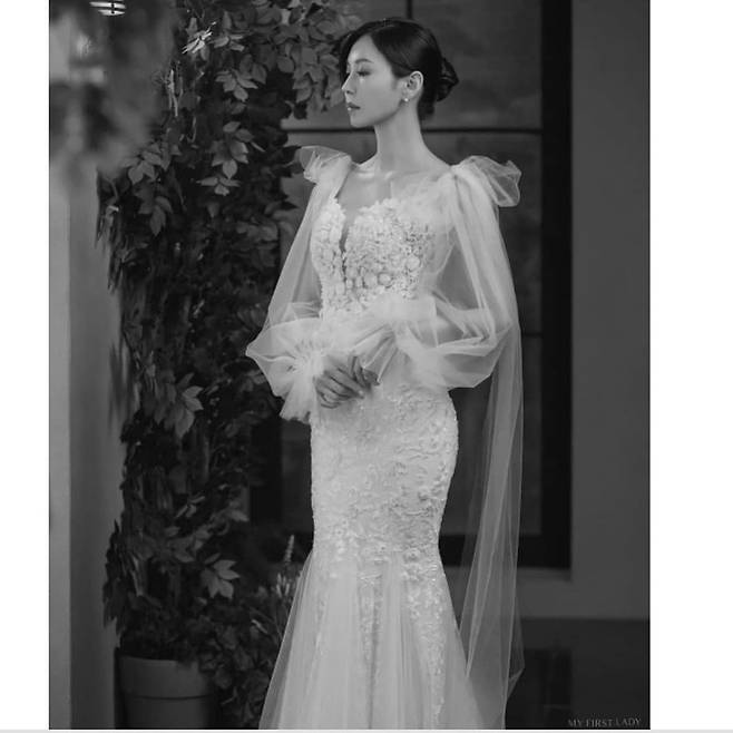 Actor Kim So-yeon shows off her elegant Wedding Dress figureKim So-yeon posted several photos on February 24th on his personal Instagram with an article entitled Penthouse Chun Seo Jin.Kim So-yeon in the picture is wearing a Wedding Dress and a little lowering his eyes. He is digesting a large Wedding Dress and a crown reminiscent of a cloud.In another photo, Kim So-yeon, who is wearing a neat mood dress, unlike the one before, is featured: a perfect side-by-side and a solid, sullen figure that doubled the deadly charm.It is the alluring Chun Seo-jin itself in SBS Penthouse.The netizens who watched this were impressed by the reaction such as I can not say it is a big hit and It is also luxurious.On the other hand, Kim So-yeon is in charge of Chun Seo-jin in the popular drama Penthouse.