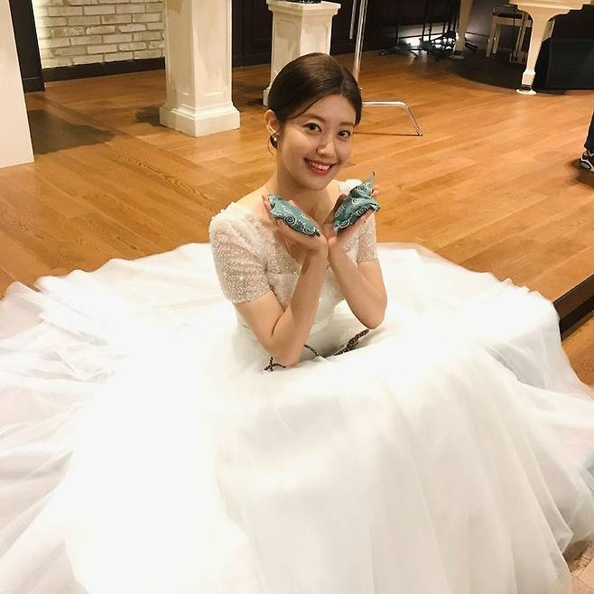 Actor Nam Ji-hyun showed off his beautiful dress.On February 24, Nam Ji-hyun uploaded a picture with the phrase JTBC I left the route teaser was released on his instagram.Nam Ji-hyun in the photo is smiling brightly in a Wedding Dress, and Nam Ji-hyun has impressed the viewers with his small face and slender body.The netizens who saw this responded such as It is so beautiful and The dress is so good.Nam made his debut in 2004 with MBC drama Tell Me I Love You. Since then, he has appeared in Shopping King Louis, Suspicious Partner, and One Hundred Days.