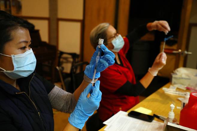 지난달 미국 캘리포니아 주 로너트파크에 있는 한 주민센터에서 간호사들이 화이자 백신 접종을 준비하고 있다. 뉴욕타임스 캡처