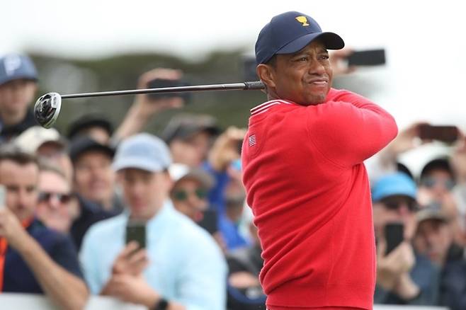 티샷하는 타이거 우즈. 연합뉴스