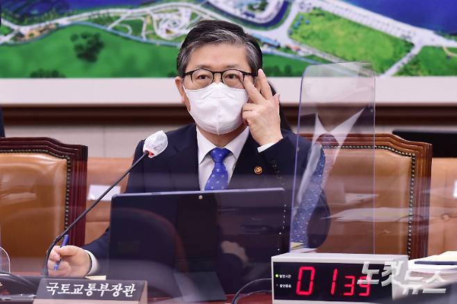 지난 22일 국회 국토교통위 전체회의에서 변창흠 국토교통부 장관이 의원 질의에 답변하고 있다. 윤창원 기자