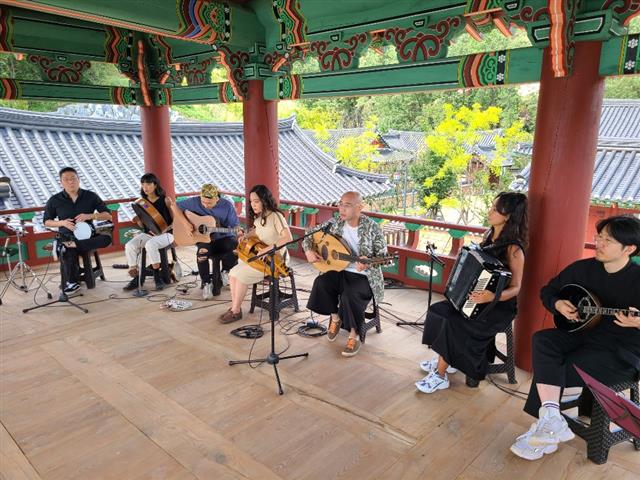 가수 하림과 밴드 블루카멜앙상블이 안동시 선성현문화단지에서 버스킹 공연을 하고 있다.경북도 제공
