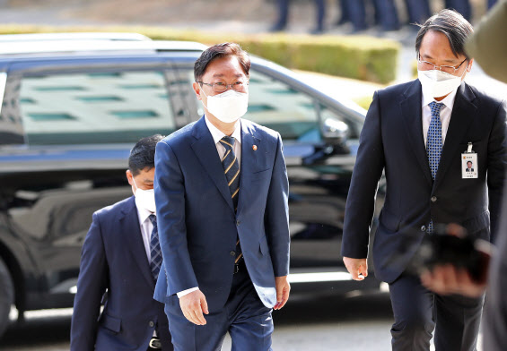 박범계 법무부 장관이 24일 오후 대전시 서구 둔산동 대전고등검찰청으로 들어가고 있다.(사진=연합뉴스)