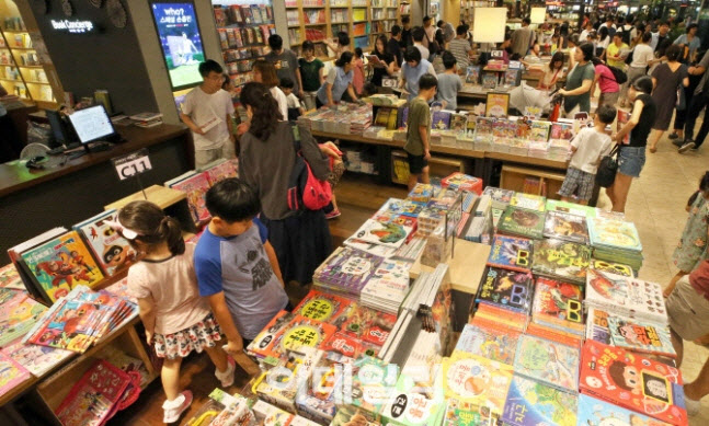 서울 종로구 광화문 교보문고에 시민들이 책을 구경하고 있다.(사진=방인권 기자)