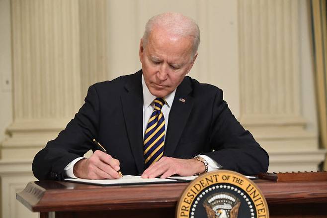 조 바이든 미국 대통령이 24일(현지시간) 백악관에서 미 행정부에 반도체, 희토류 등 중요 품목의 공급망에 대한 재검토를 지시하는 내용의 행정명령에 서명하고 있다. 사진=AFP